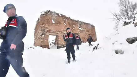 Sivasta koruma altındaki terk edilmiş tarihi köyde 1 yılda 12 defineci yakalandı