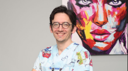 Yüz ve boyun germeyle daha genç bir görünüm