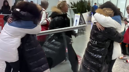 Ünlü sanatçının kızını görmek için Kanadaya gitti... Havalimanında duygusal kavuşma