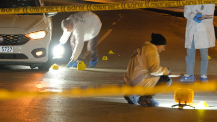 İstanbulda korkunç olay Kırmızı ışıkta duran araca kurşun yağmuru: 2 yaralı