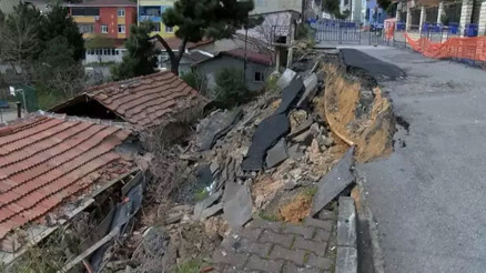 Maltepe’de gecekonduların üzerine yol çöktü