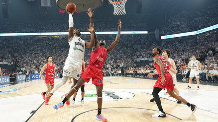 Beşiktaşın seriyi eşitlediği maçta korku dolu anlar Bilincini kaybetti, yürekleri ağza getirdi