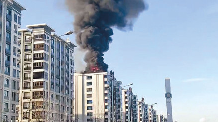 Hortuma tutunarak inen itfaiyeci düştü