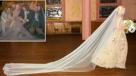 Bir duvağın altında dört kişi... Meğer o iş iki yıl önce bitmiş... Ünlü oyuncu evliyken bir daha düğün yapmış