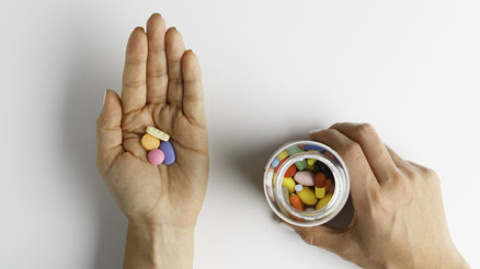 Kanserden kalp krizine hastalık riskini azalttığı, yaşlanmanın etkilerini hafiflettiği söyleniyor ama... Herkes multivitamin almalı mı Kimlere faydalı Kanserden kalp krizine hastalık riskini azalttığı, yaşlanmanın etkilerini hafiflettiği söyleniyor ama... Herkes multivitamin almalı mı Kimlere faydalı