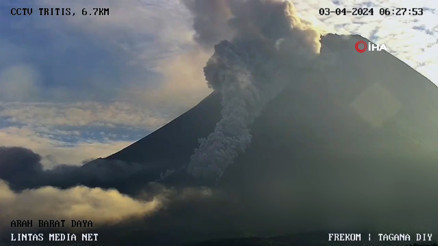 Endonezya’da Merapi Yanardağı’nda patlama anı kamerada