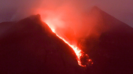 Merapi Yanardağı’nda patlama