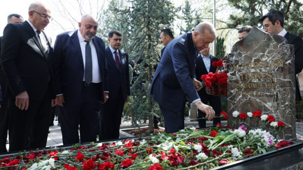 Cumhurbaşkanı Erdoğandan Türkeşin kabrine ziyaret