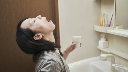 Gargara yaparken su yutmak orucu bozar mı Oruçluyken gargara yapılır mı Diyanet fetvası