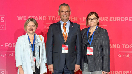 Özgür Özel, Bükreşte Özgür Özel, Bükreşte