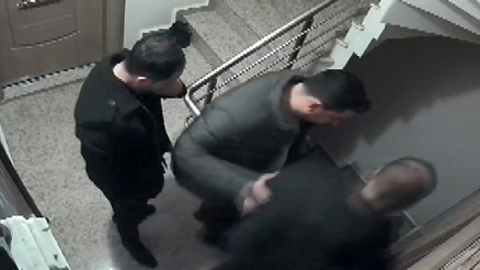 Aralarında polislerin de olduğu şebekeden akılalmaz tezgah: İş insanlarını evlerinden alıp tehditle para istediler... Aralarında polislerin de olduğu şebekeden akılalmaz tezgah: İş insanlarını evlerinden alıp tehditle para istediler...