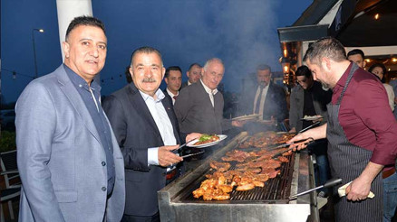 ‘Hollanda ve Türkiye ekonomisine katkı sağlıyorsunuz’