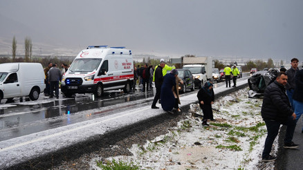 Zincirleme trafik kazası: 2si çocuk 8 yaralı