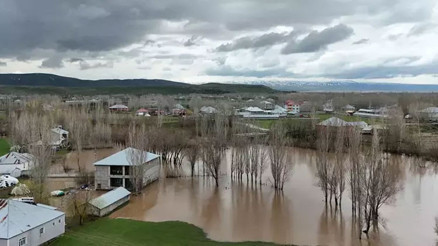 Ağrıda dere taştı; çok sayıda ev su altında kaldı