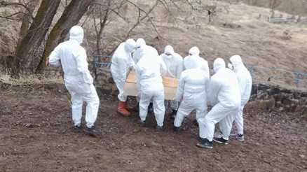 Kene ısırması sonrası öldü, mahalleli özel giysi giyerek toprağa verdi