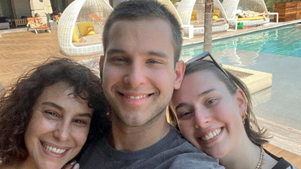 Arzum Onan müstakbel geliniyle bir arada