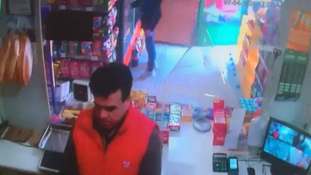 Bakkal namaz kılarken dükkandan hırsızlık kamerada