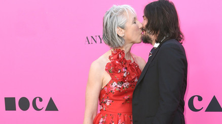 Yatakta birbirimize bakıp gülüyoruz....Öpüşürken bile gözler tamamen açık