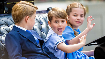 Ağabeyi kral olacak, ablası evlenip gidecek... Bir onun geleceği belirsiz... Üç kardeşin en talihsizi