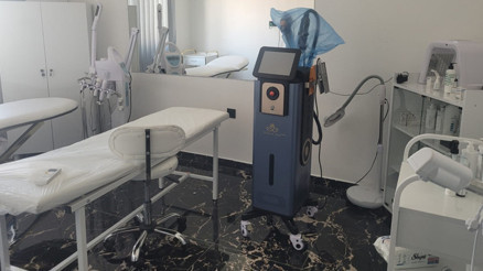 Antalyada baskın yapılan güzellik merkezi ruhsatsız çıktı Adli ve idari işlem başlatıldı