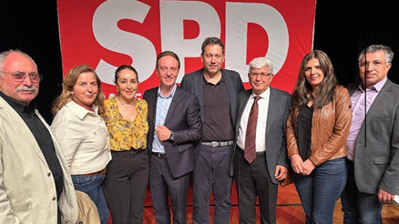 Türk gençler sosyal demokrat siyasetçileri terletti