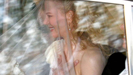 Kendi düğününe giderken yol boyunca durmadan ağladı... Sabahın beşinde elinde çiçeklerle kapısına dayanmıştı