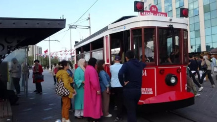 Taksimde tramvayın yerine yapılan akülü nostaljik tramvay test sürüşüne çıktı