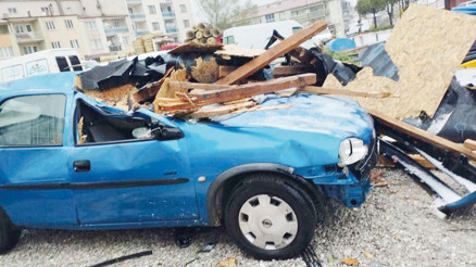 Türkiye’yi fırtına vurdu... Çatılar uçtu ağaçlar devrildi Türkiye’yi fırtına vurdu... Çatılar uçtu ağaçlar devrildi