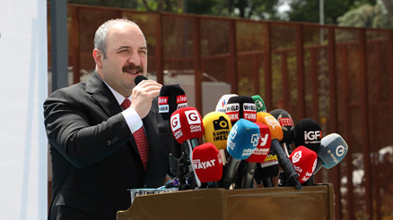 Mustafa Varank: Milletin nazarında İstiklal Marşına, Türk bayrağına saygı duymayanın hiçbir itibarı olmaz