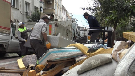 Evin odalarının başkalarına kiralandığını öğrenen ev sahibi kiracıları evden çıkardı Eşyaları balkondan attı