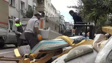 Avcılarda kiracılara kızan ev sahibi eşyaları balkondan attı