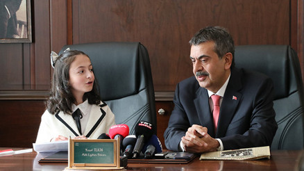 Minik Irmak bakan koltuğunda