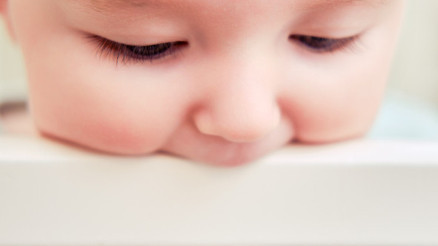 Nadir görülen bir yeme bozukluğu olan bebek cam ve mobilya yiyor