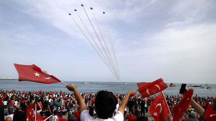 Türk Yıldızlarından nefes kesen gösteri