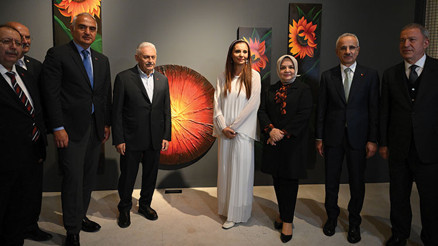 Hande Fırat’ın “DEVRİAMBER” sergisi açıldı: Tarihi mekandaki sergi siyaset, hukuk, iş ve sanat dünyasını buluşturdu... Cumhurbaşkanı Erdoğan’dan mesaj: Fırat’ı tebrik ediyorum