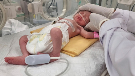 İsrail saldırısında öldürülen annesinin rahminden kurtarılan bebek hayata tutunamadı