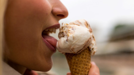 Büyüklerimiz başka uzmanlar başka konuşuyor | Soğuk su içmek ya da dondurma yemek boğazı şişirir mi Terli terli su içmek hasta eder mi Büyüklerimiz başka uzmanlar başka konuşuyor | Soğuk su içmek ya da dondurma yemek boğazı şişirir mi Terli terli su içmek hasta eder mi