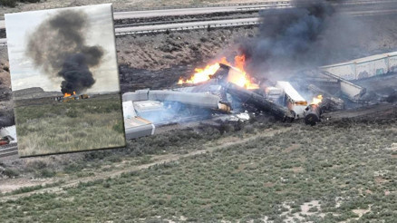 Dakika dakika görüntülendi: Raydan çıkan yük treni alev aldı