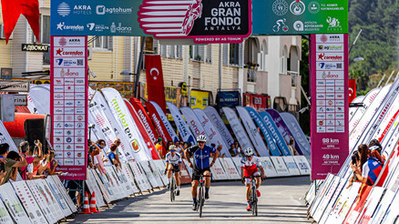 Bisiklet tutkunları AKRA Gran Fondo Antalyada bir araya geldi