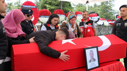 Şehit polis Yonuz Turana acı veda Sen bizi böyle mi bırakacaktın