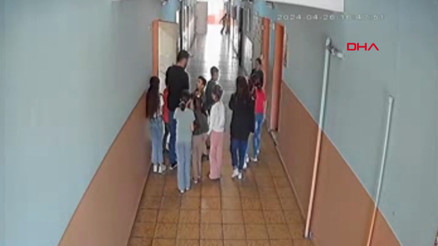Boğazına yiyecek takılan öğrenciyi Heimlich manevrasıyla kurtardı Boğazına yiyecek takılan öğrenciyi Heimlich manevrasıyla kurtardı