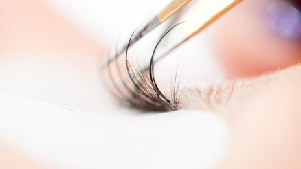 Okurken sizin de gözleriniz acıyacak | Yeni trend pes dedirtti Güzellik uğruna alt kirpiklerini cımbızla alıyorlar