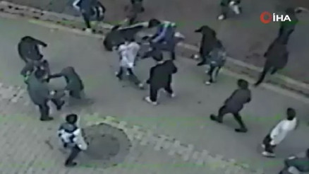 Esenyurtta okulda başlayan tartışma sonrası çocuk, bayılana kadar darp edildi... O anlar kamerada