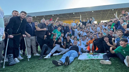 Fenerbahçeli İsmail Yüksek, koltuk değnekleriyle maç izledi