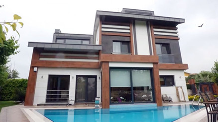 Babasının izinden gitti o da ünlü bir şarkıcı oldu... 4 katlı villasının kapılarını ilk kez açtı