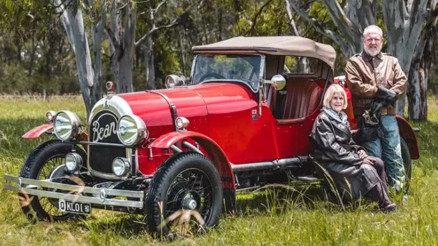 İngiliz çift, asırlık klasik otomobille dünyayı turluyor İngiliz çift, asırlık klasik otomobille dünyayı turluyor
