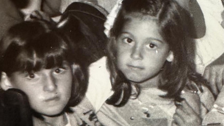 İki kızdan biri şimdi çok ünlü... 40 yıl sonra aynı poz