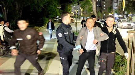 Polis ehliyet istedi, alkollü sürücü ise ayakkabı Polis ehliyet istedi, alkollü sürücü ise ayakkabı