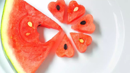 Yaz aylarının vazgeçilmez meyvesi Karpuz kilo aldırır mı Diyette sağladığı destek sanıldığından çok farklı