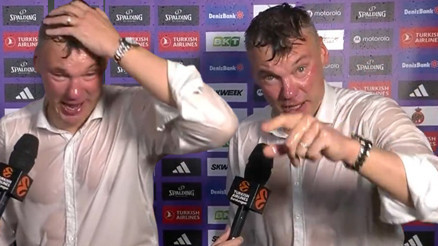 Fenerbahçede tarihi zafer sonrası çılgın kutlama Canlı yayını bastılar, Jasikevicius neye uğradığını şaşırdı | Fenerbahçeli taraftara Berlin çağrısı Fenerbahçede tarihi zafer sonrası çılgın kutlama Canlı yayını bastılar, Jasikevicius neye uğradığını şaşırdı | Fenerbahçeli taraftara Berlin çağrısı